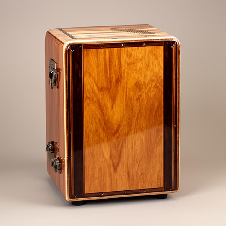 Cajón peruano laqueado con tapa armónica de cedro y bordones ajustables en un estudio artesanal